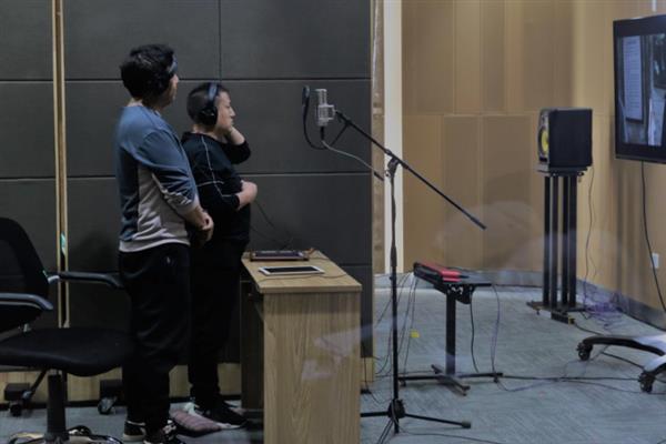 掌握配音技巧的方法，要让主角的声音高于配角