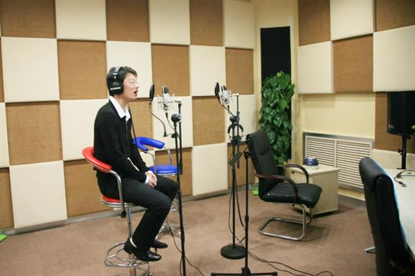 掌握配音技巧的方法，要让主角的声音高于配角