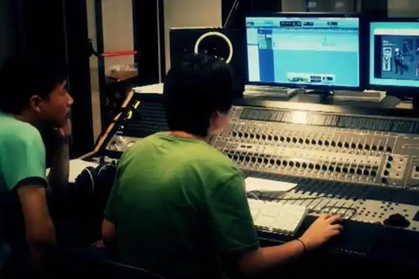 掌握配音技巧的方法，要让主角的声音高于配角