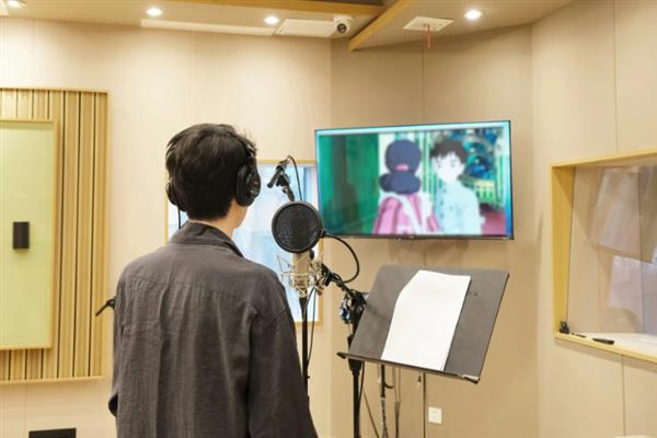 掌握配音技巧的方法，要让主角的声音高于配角
