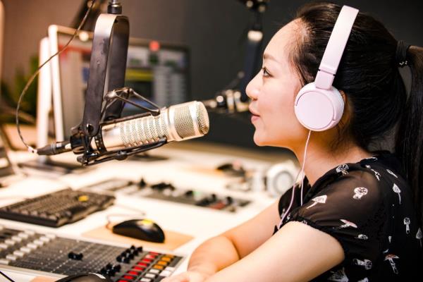音频主播不敢说话如何解决，对着镜子练习话术可以避免尴尬