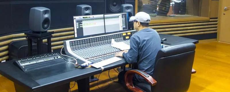 广播剧的配音特点,声音很自然且搭配的音效、音乐较多