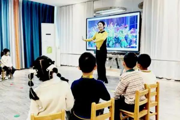 为幼儿园主持活动的注意事项，说话方式及语气态度不能太过官方
