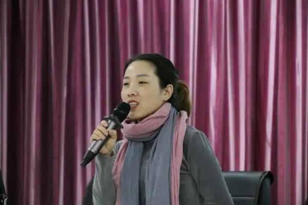 普通人演讲存在的问题，常表现为演讲语调太平淡