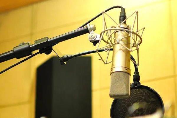 女王音如何练锻炼，要压低声音并体现坚定感