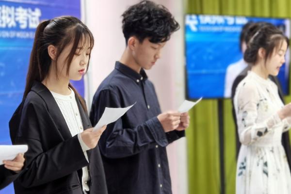 怎么考中国传媒大学的播音主持，分为了初试、复试、三试