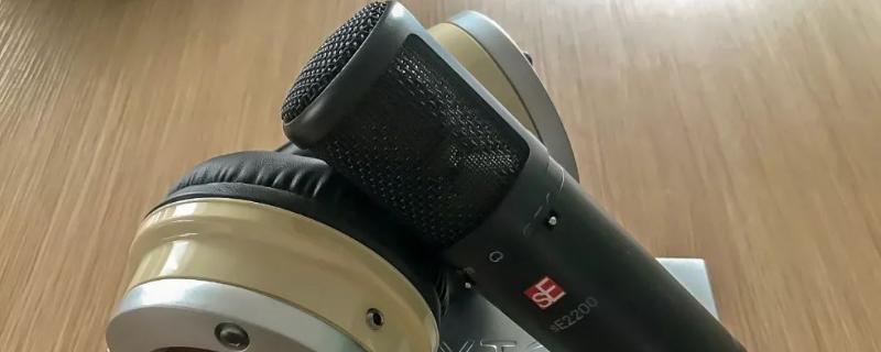 播音主持与配音课程相关介绍,前者对发声和语言功底有要求、后者对声音的可塑性与情感表达有要求