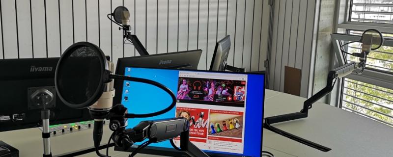 什么是播音主持中的舌面音，指的是保持舌头的平直而形成的音色