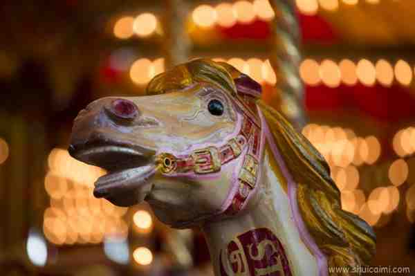 逼真的复古油画-旋转木马写实图片