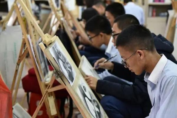 艺术生跟美术生的区别，美术生就是艺术生中的一类