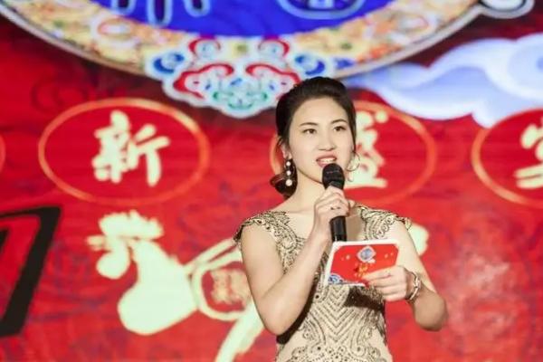 当主持人需具备的条件，要求普通话标准，应变能力强