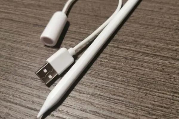 电容笔怎么更换笔芯，直接逆时针拧笔尖更换新的即可