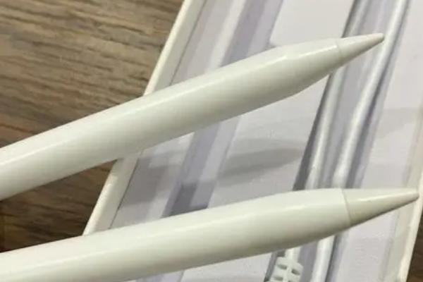 电容笔怎么更换笔芯，直接逆时针拧笔尖更换新的即可