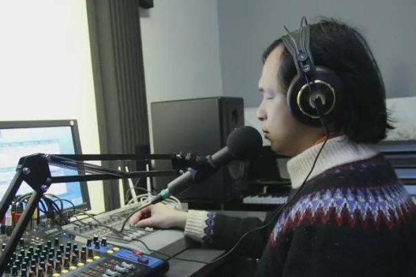 音频主持人怎么说开场白，有日常问候或搞笑式互动等