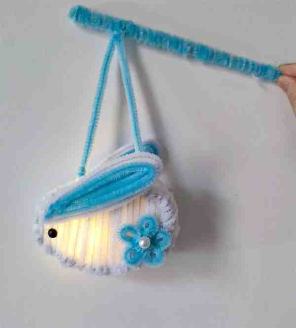 手工制作: 用扭扭棒编一只兔子手提花灯