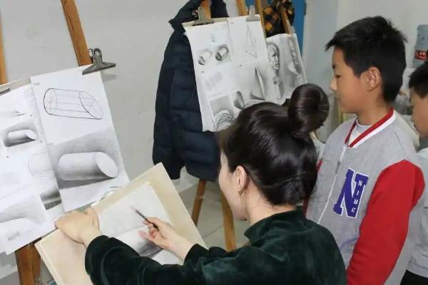 素描班一般学费多少钱，此案上和线下的学费不同