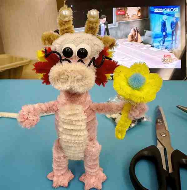 幼儿手工: 扭扭棒怎么编龙教程图解