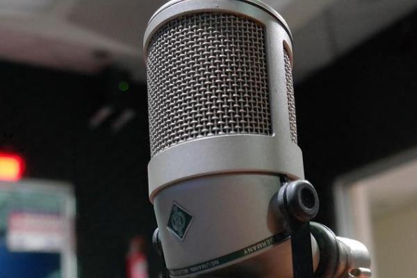 配音与播音哪个看脸，播音对五官具有一定要求