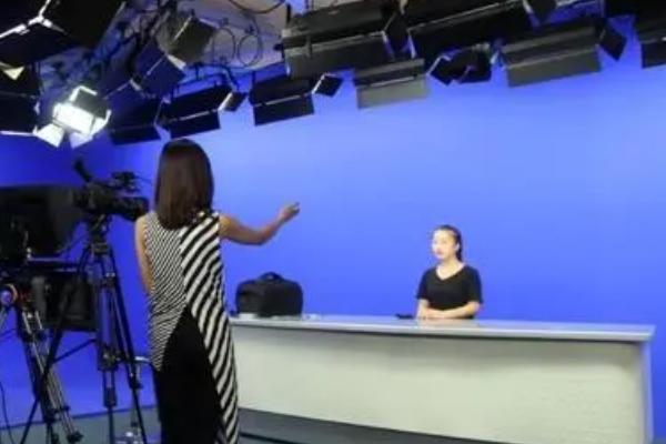 播音主持女生不能带眼镜吗，女主持人出镜一般不会戴眼镜