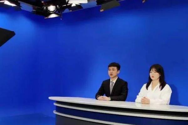 播音主持女生不能带眼镜吗，女主持人出镜一般不会戴眼镜