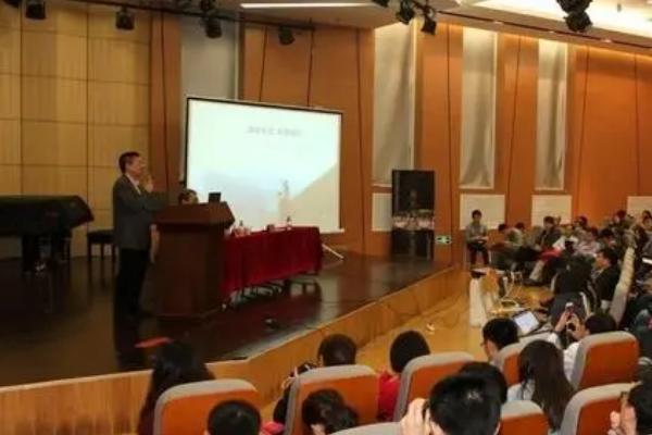 演讲时需要注意肢体动作的原因，可提升气场、增加自信