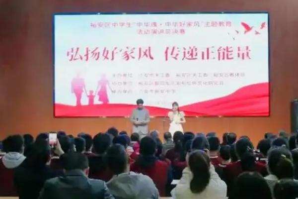 演讲时需要注意肢体动作的原因，可提升气场、增加自信