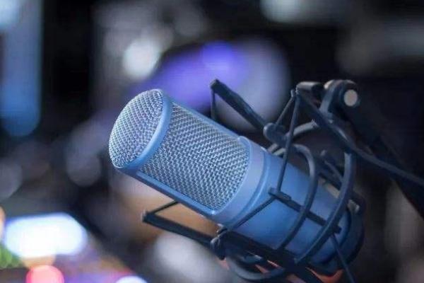 配音时理解台词情绪的方法，要将自己代入剧本、充分理解稿件的含义