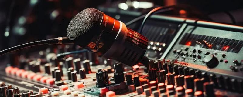 演员需要配音的原因，因为拍摄现场的同声效果难以做到