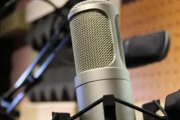 电影大片怎么配音，可将配音与其它音轨进行混声即可