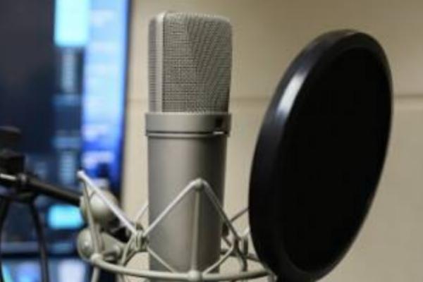 配音时如何才能断句停顿，首先要熟悉稿件内容
