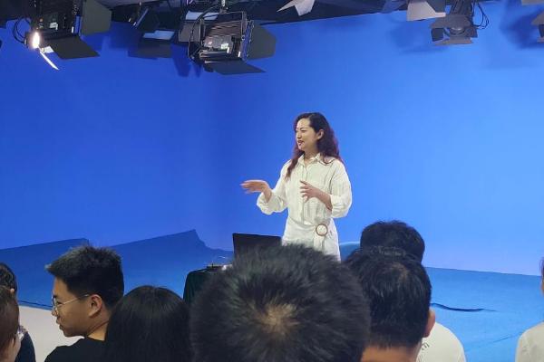 主持人怎么热场，可以从主题引申出互动游戏