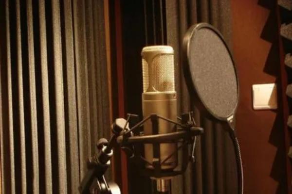 男生变声期让声音变好听的方法，需节制用嗓、保持良好的生活习惯