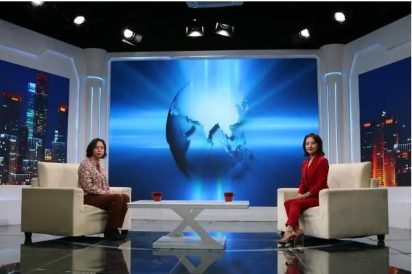 主持人采访嘉宾的时候用什么语气，尽量用温和的态度及轻柔的语气