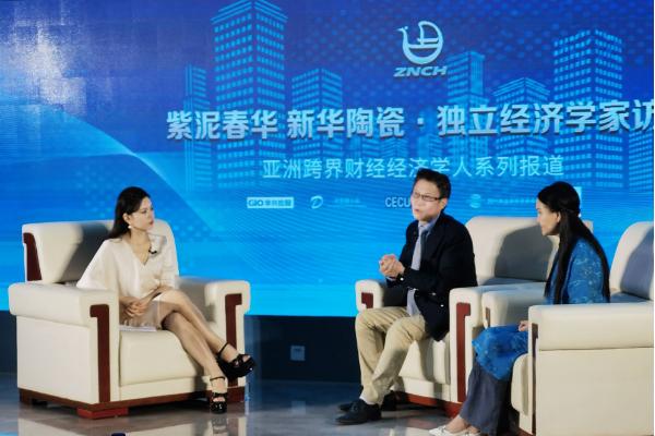 主持人采访嘉宾的时候用什么语气，尽量用温和的态度及轻柔的语气