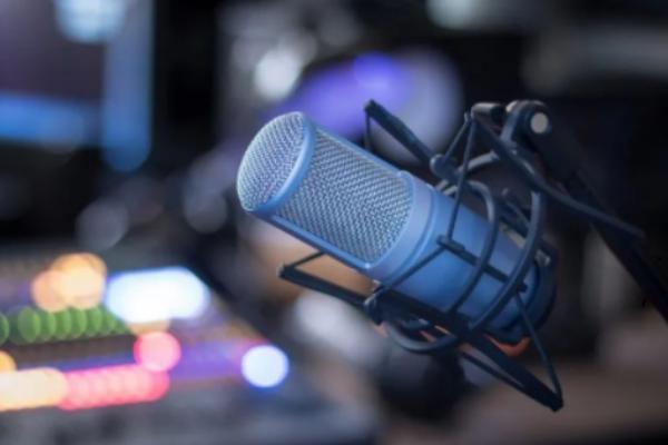 播音腔的独特性，发声讲究声音优美动听可以以声传情