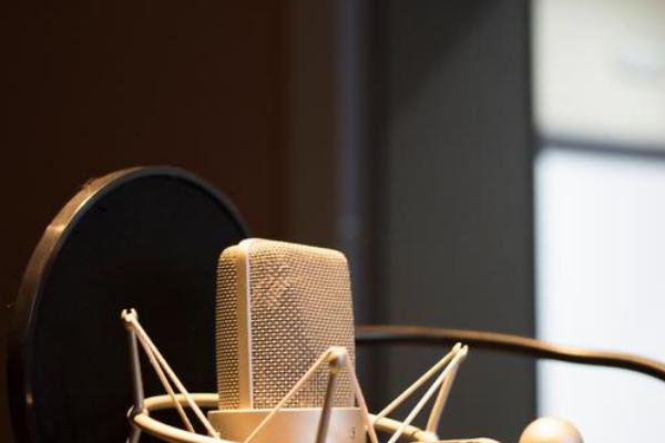 历史纪录片的配音技巧，需充分了解内容并把握节奏感