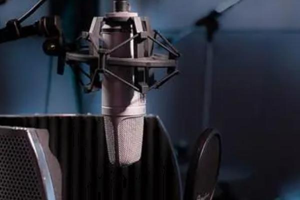 播音员的普通话水平，国家级和省级单位的播音员要达到一级甲等