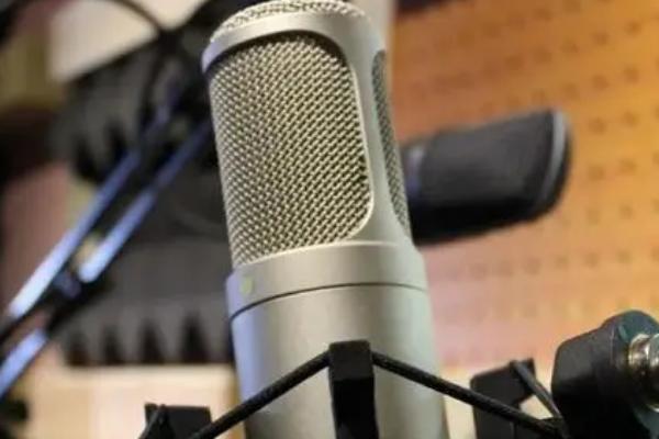 男生声音怎样变得低沉，可采用胸腔共鸣的发声方法