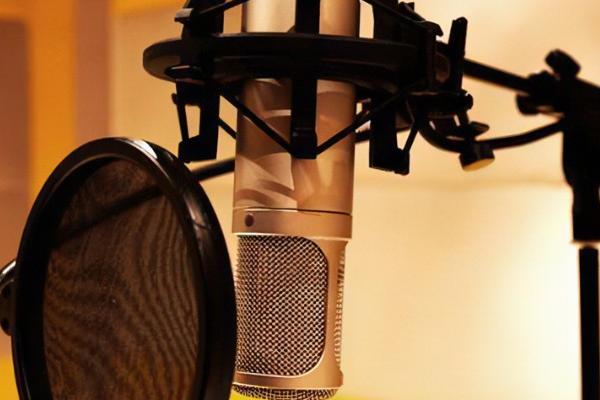 播音主持新手练伪声的方法，需循序渐进、练习爬音阶