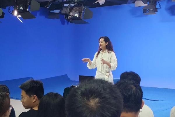 主持人面部表情太僵硬了怎么办，可经常对着镜子练习微笑