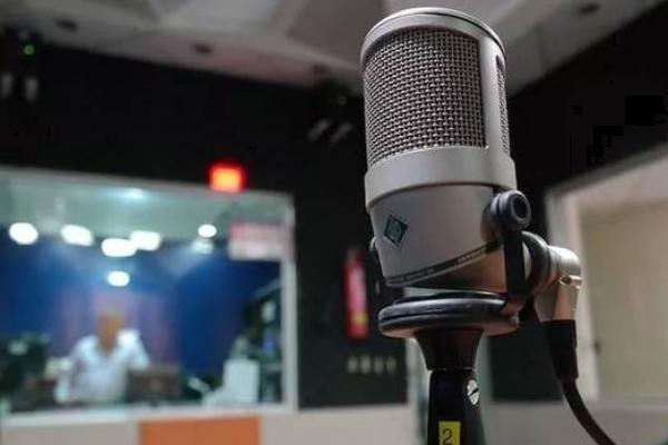 男生怎么说话声音好听且温柔，首先说话语速要放缓