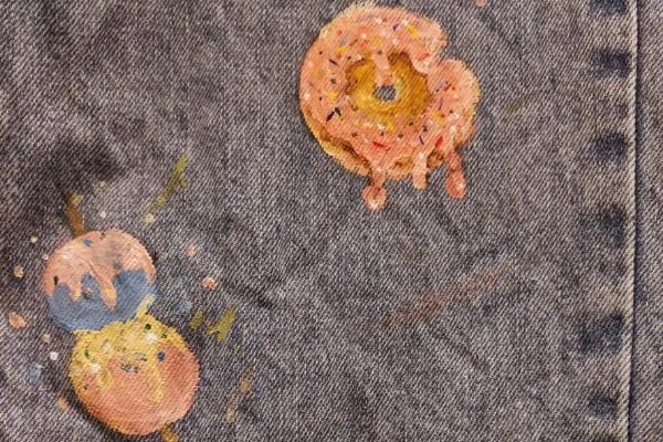 丙烯颜料画到衣服上能洗掉吗，可使用酒精对颜料进行溶解