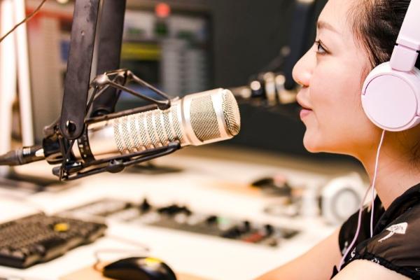 电台主播练声音的方法，自己要把控好声调的变化