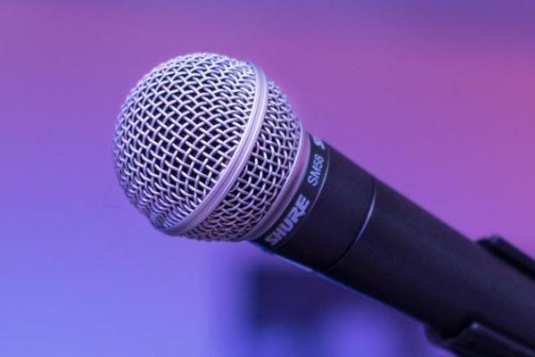 如何防止声音变老，可以多聊天、喝水等