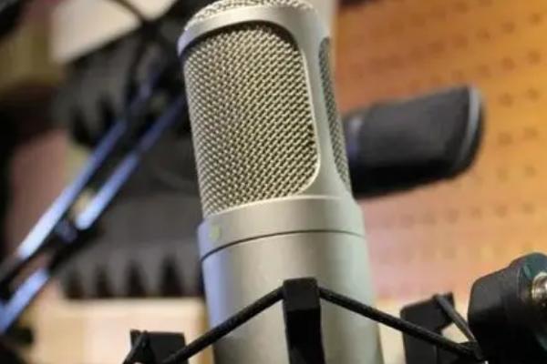 专业配音需要哪些设备，常见的有麦克风、话筒支架等