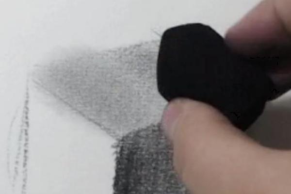 炭笔的使用方法，可使用不同的压力和角度产生不同的阴影和线条效果