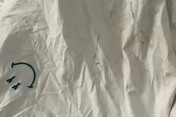 炭笔的使用方法，可使用不同的压力和角度产生不同的阴影和线条效果