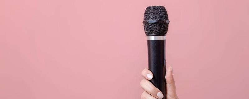 去哪里学婚礼主持，可以找老前辈学习或自学