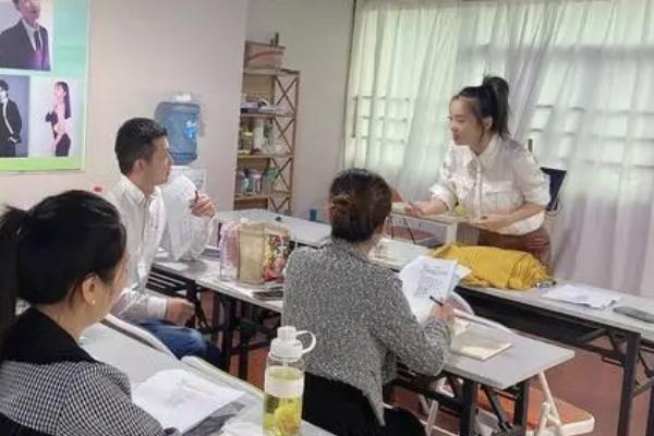 学主持报什么班，需要学习播音主持