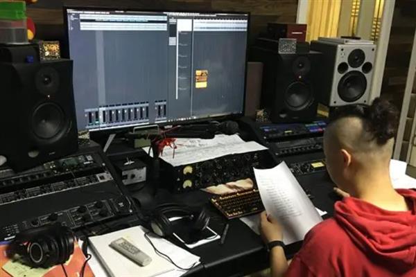 专题片配音的注意事项，首先要熟悉专题片的内容
